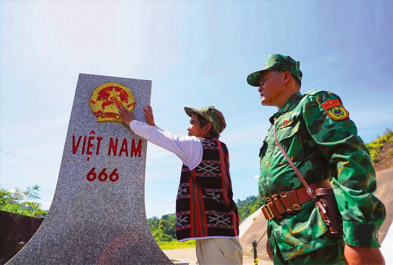 Đội ngũ Người có uy tín đã và đang có nhiều đóng góp thiết thực trong công tác bảo vệ đường biên, cột mốc. Ảnh minh họa