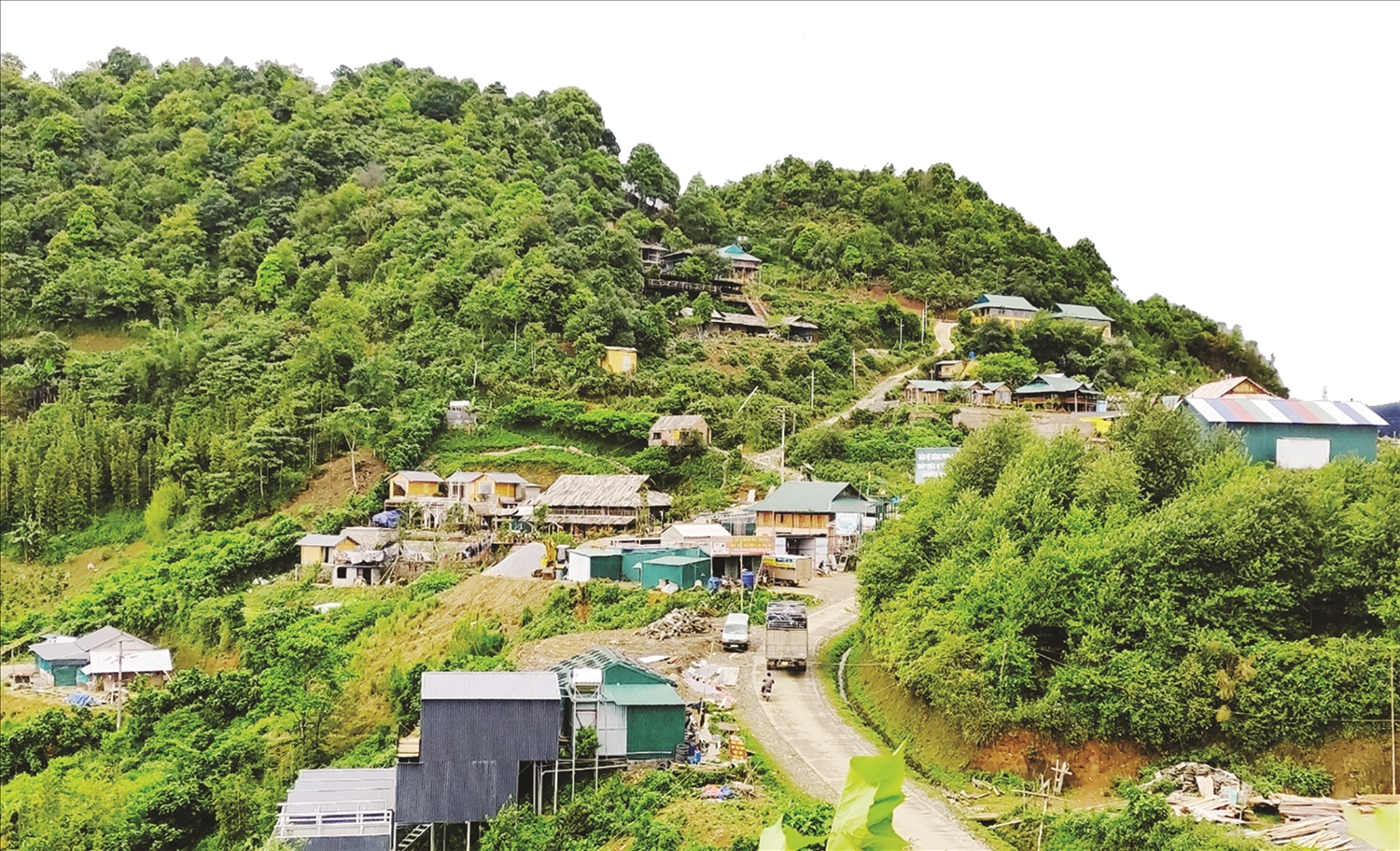 Sắc Xuân nơi biên cương hôm nay không chỉ hiện hữu trong đất trời, mà còn trong thế trận lòng dân ngày càng vững chắc. Ảnh: Ngọc Chí