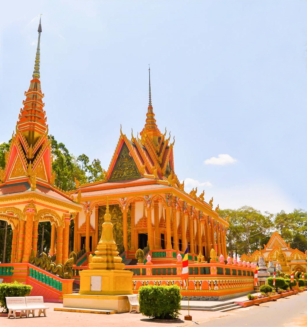 Tòa chánh điện của chùa Chrôi Tưm Chắs được xây dựng từ hơn trăm năm trước và được trang hoàng rực rỡ