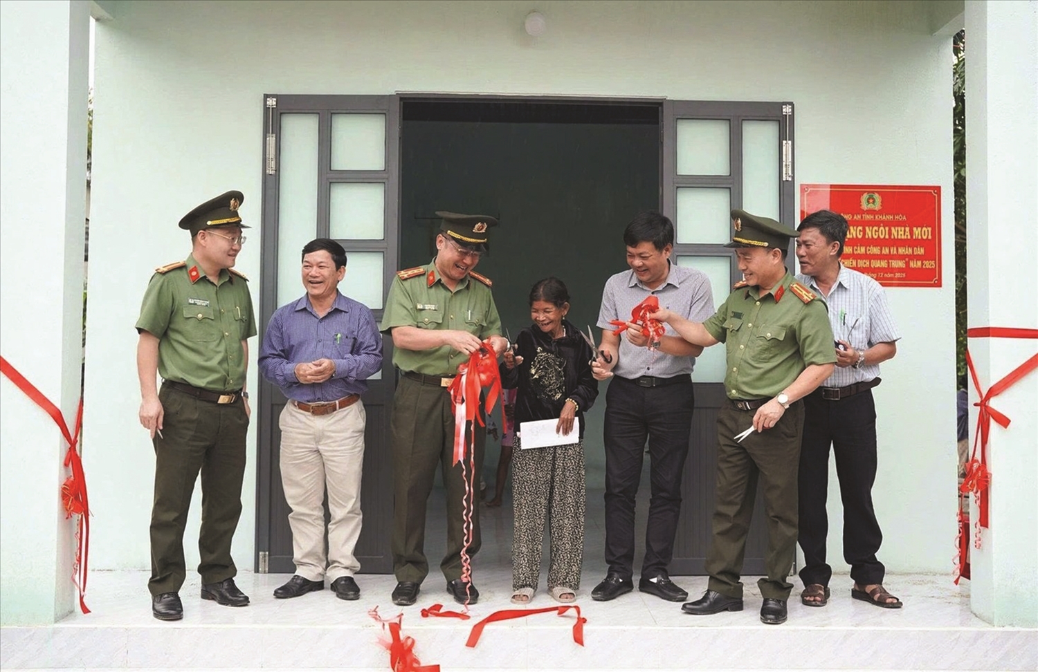 Công an tỉnh Khánh Hòa trao nhà mới đến hộ dân chịu thiệt hại do thiên tai. Ảnh: Văn Nhất