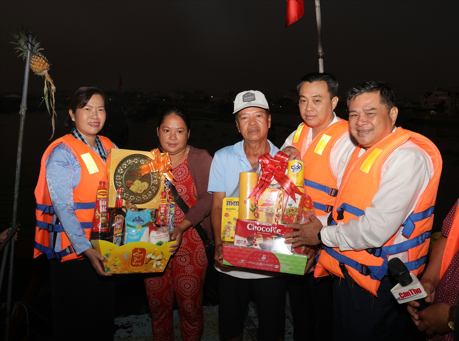 Nhân dịp Tết Nguyên đán Bính Ngọ 2026, lãnh đạo Cần Thơ đã tới thăm hỏi và tặng quà, góp phần khích lệ bà con tiếp tục bám chợ, giữ nghề truyền thống, bảo tồn không gian văn hóa chợ nổi. (Ảnh: Trung Phạm)