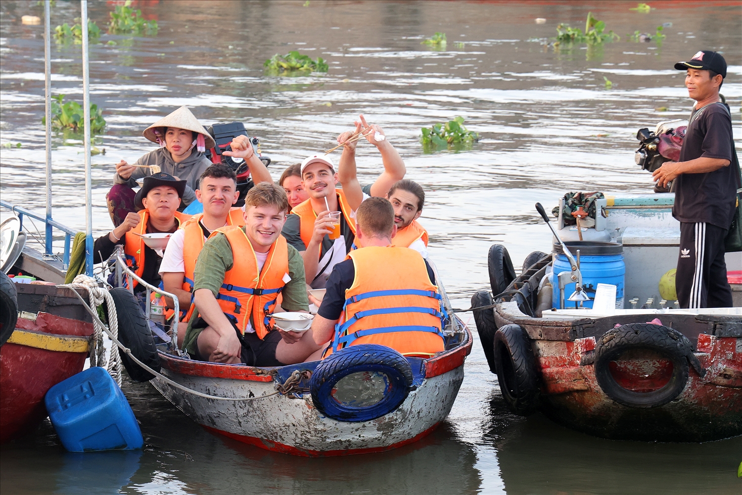 Chợ nổi Cái Răng là biểu tượng sinh động của văn hóa sông nước, thu hút được nhiều du khách quốc tế. 