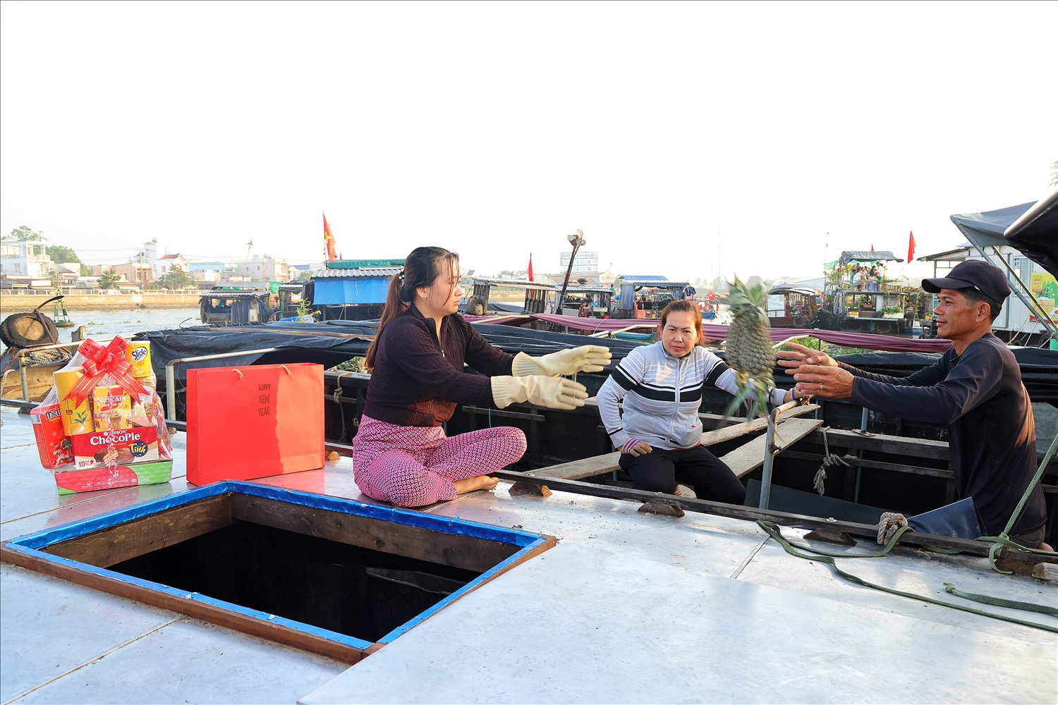 Thương hồ nhộn nhịp vào Xuân, làm nên nét đẹp cho chợ nổi. (Ảnh: Trung Phạm)