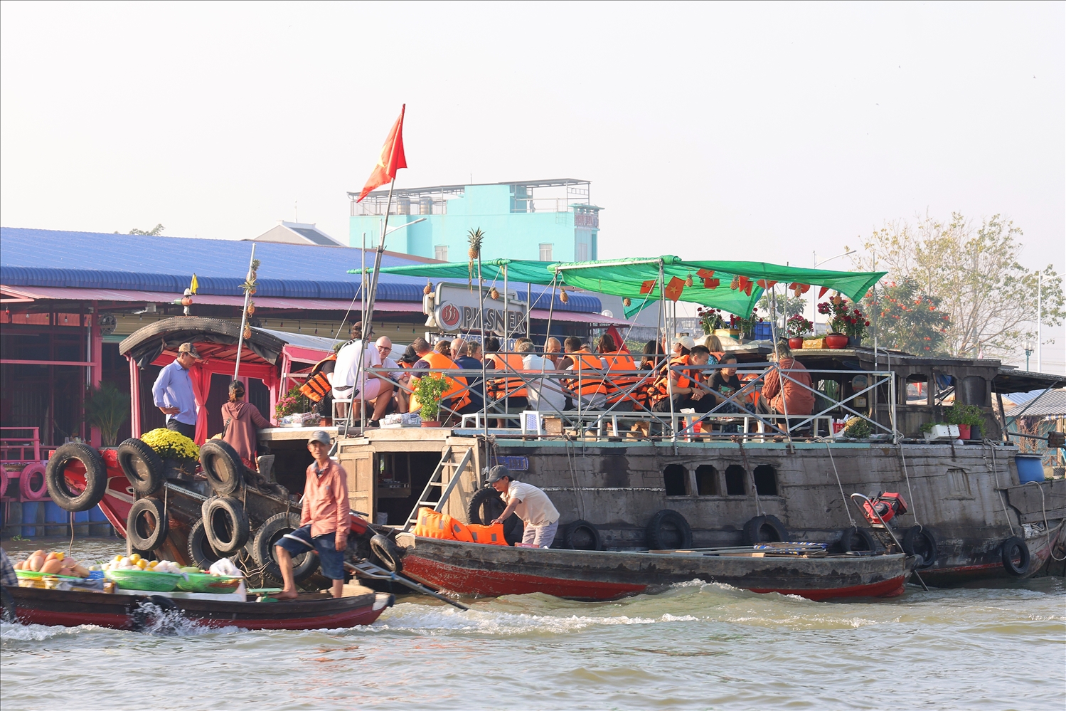 Dân gian ví đời thương hồ lênh đênh trên sóng nước, như lục bình trôi bập bềnh mà vẫn nở hoa.