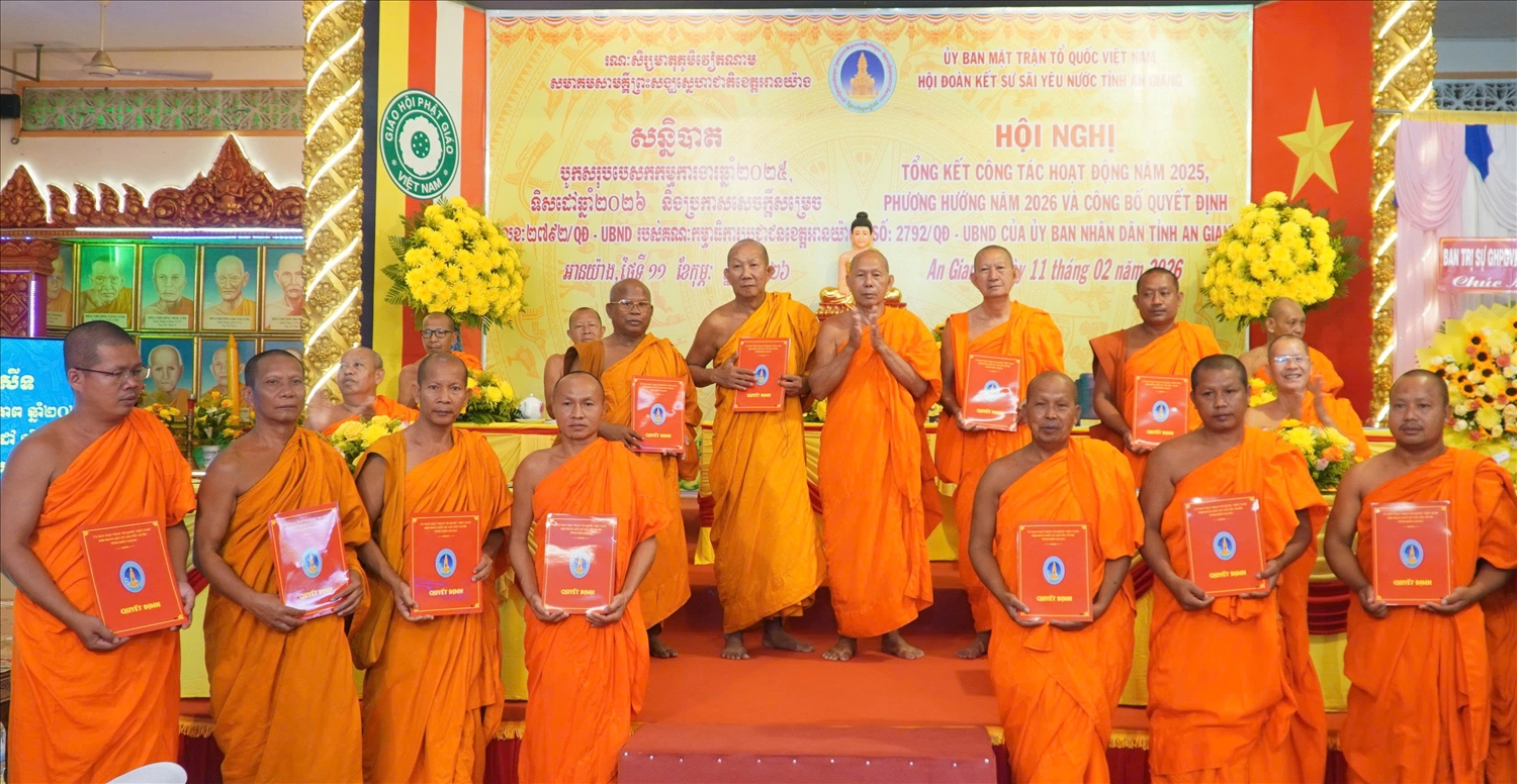 Hội Đoàn kết sư sãi yêu nước tỉnh An Giang trao quyết định bổ sung các Ủy viên Ban Chấp hành nhiệm kỳ 2024 - 2029. (Ảnh: Danh Thành)