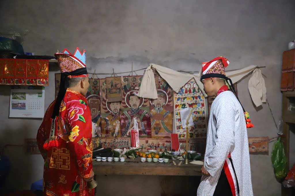 Thầy cúng rà soát lại các đồ cúng lễ Tết sớm