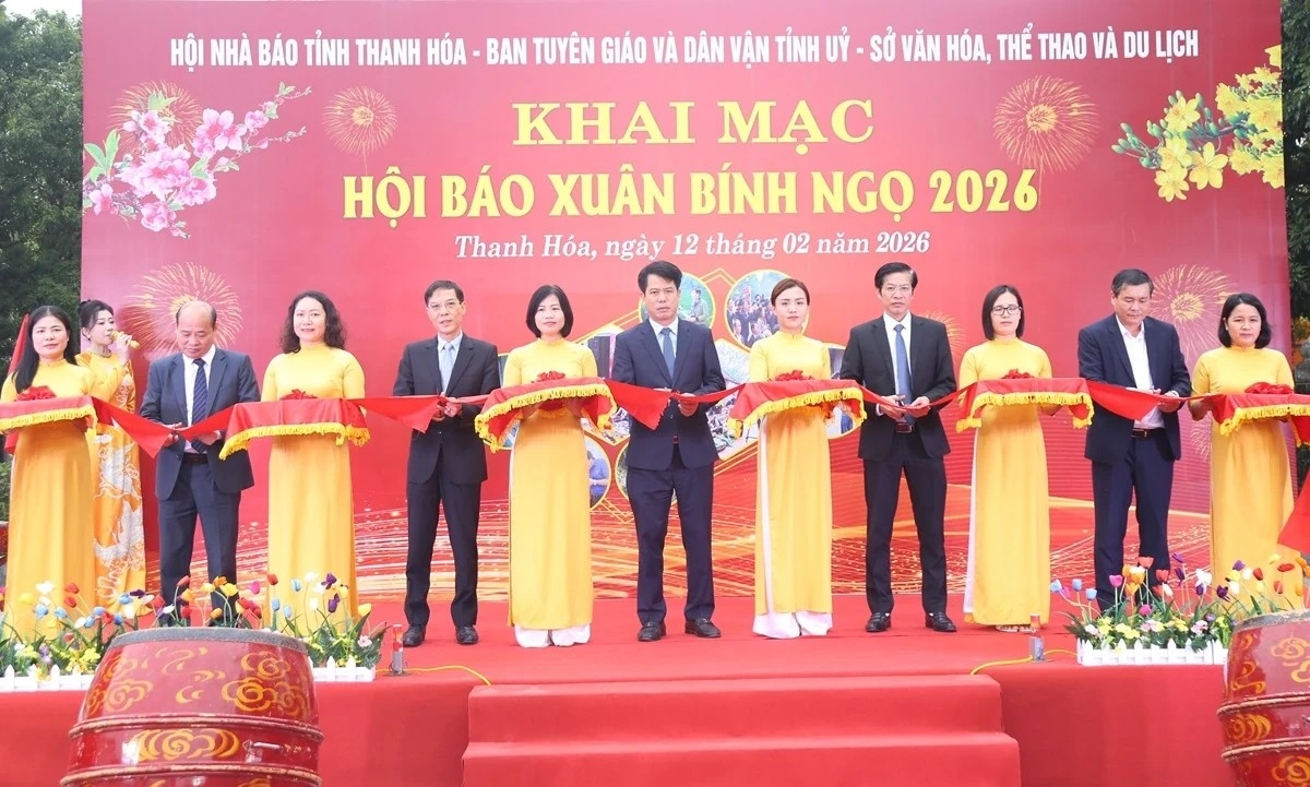 Các đại biểu thực hiện nghi thức cắt băng khai mạc Hội báo Xuân Bính Ngọ 2026.
