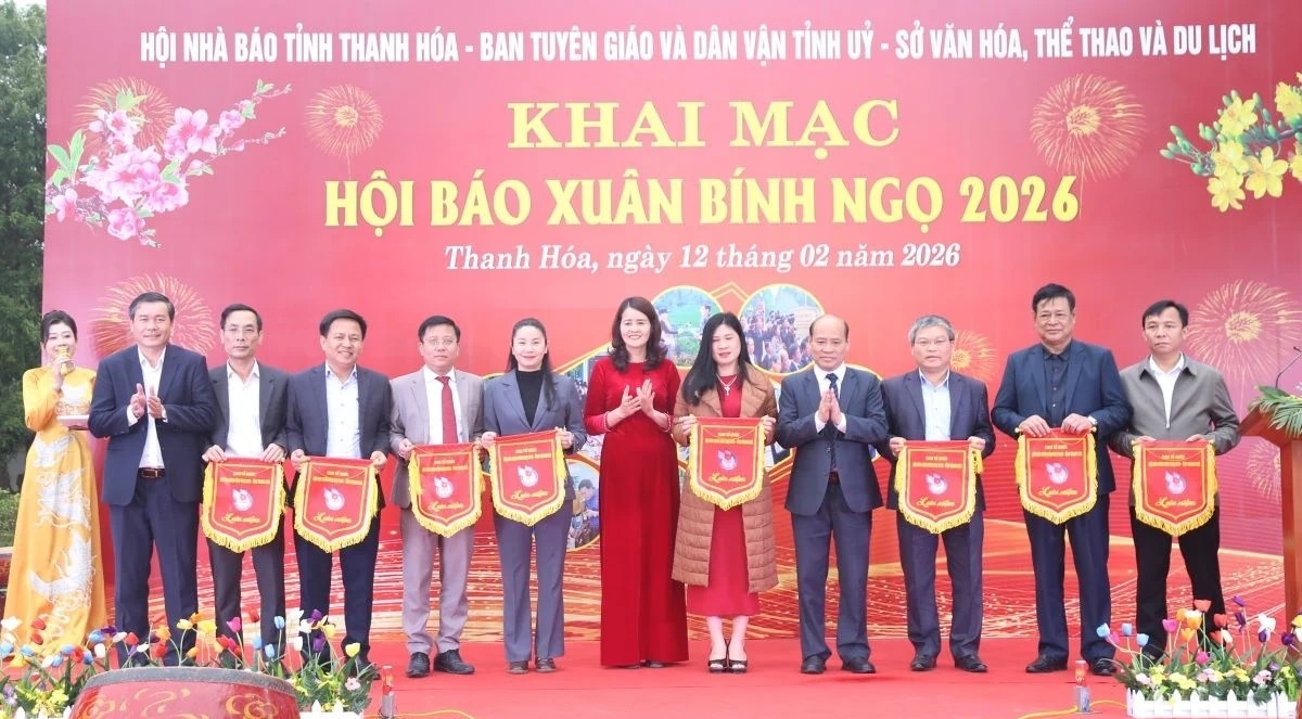 Ban Tổ chức tặng Cờ lưu niệm cho các đơn vị tham gia Hội Báo Xuân Bính Ngọ 2026.