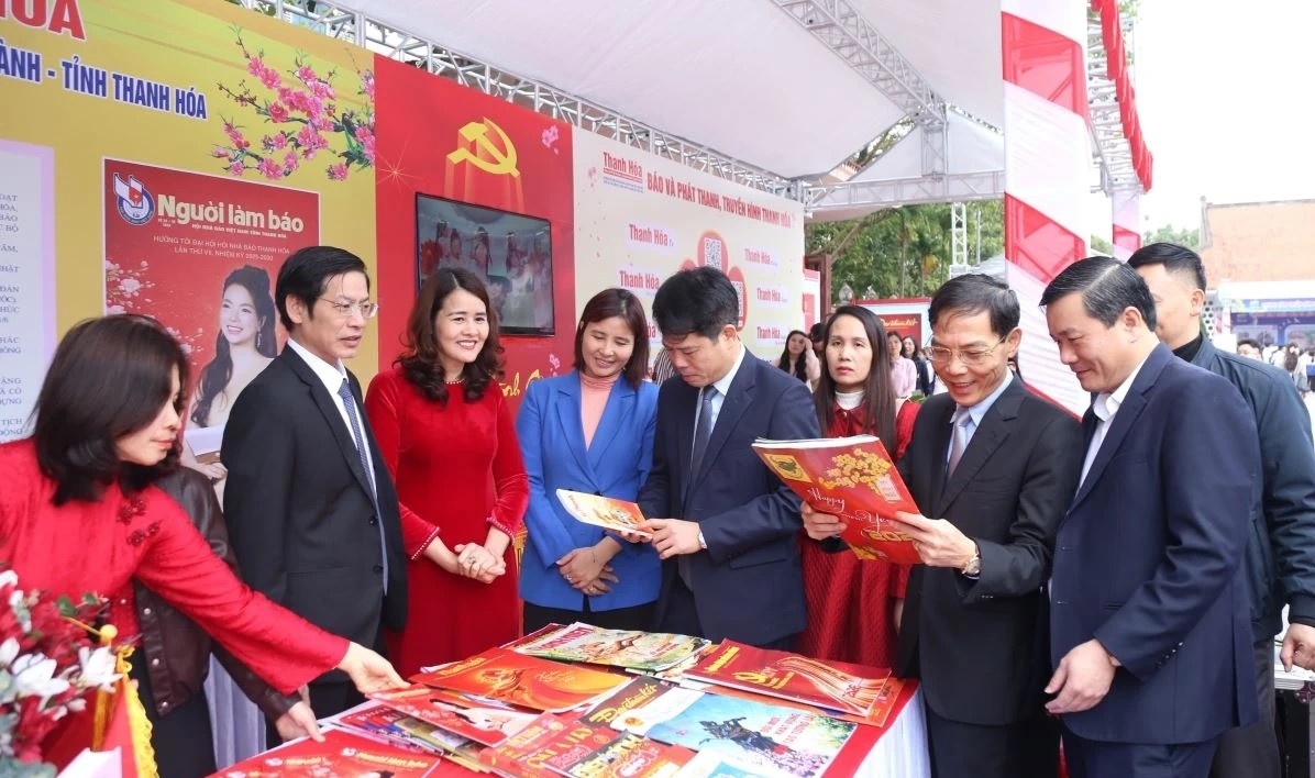 Các đại biểu tham quan các gian trưng bày báo Xuân.