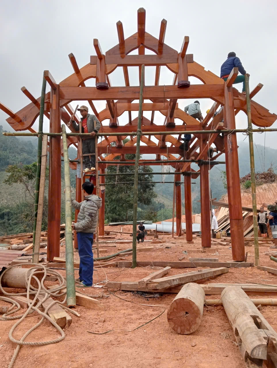 Hối hả dựng nhà cho bà con sau lũ - Ảnh: T.H