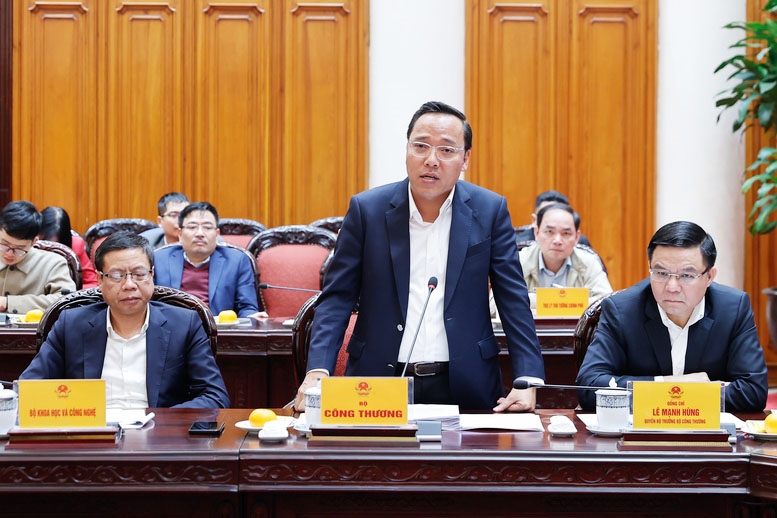 Đại diện Bộ Công Thương báo cáo tại Phiên họp - Ảnh: VGP/Nhật Bắc