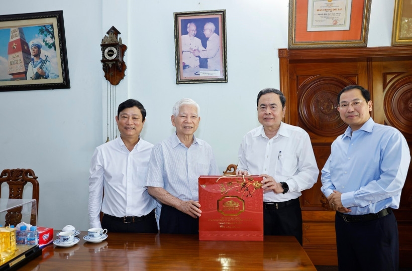 Chủ tịch Quốc hội Trần Thanh Mẫn tới thăm, chúc Tết nguyên Chủ tịch nước Nguyễn Minh Triết. Ảnh: Doãn Tấn/TTXVN