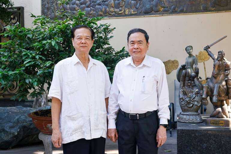 Chủ tịch Quốc hội Trần Thanh Mẫn tới thăm, chúc Tết nguyên Thủ tướng Chính phủ Nguyễn Tấn Dũng. Ảnh: Doãn Tấn/TTXVN