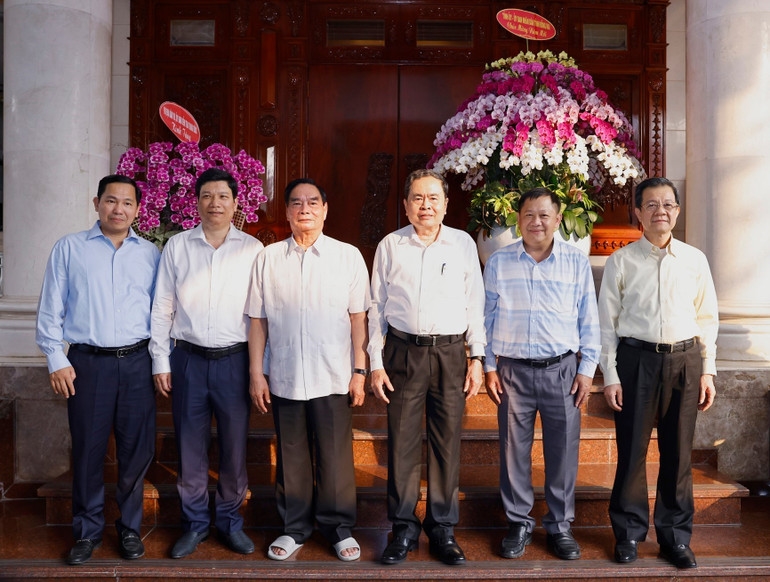 Chủ tịch Quốc hội Trần Thanh Mẫn tới thăm, chúc Tết nguyên Thường trực Ban Bí thư, Đại tướng Lê Hồng Anh. Ảnh: Doãn Tấn/TTXVN