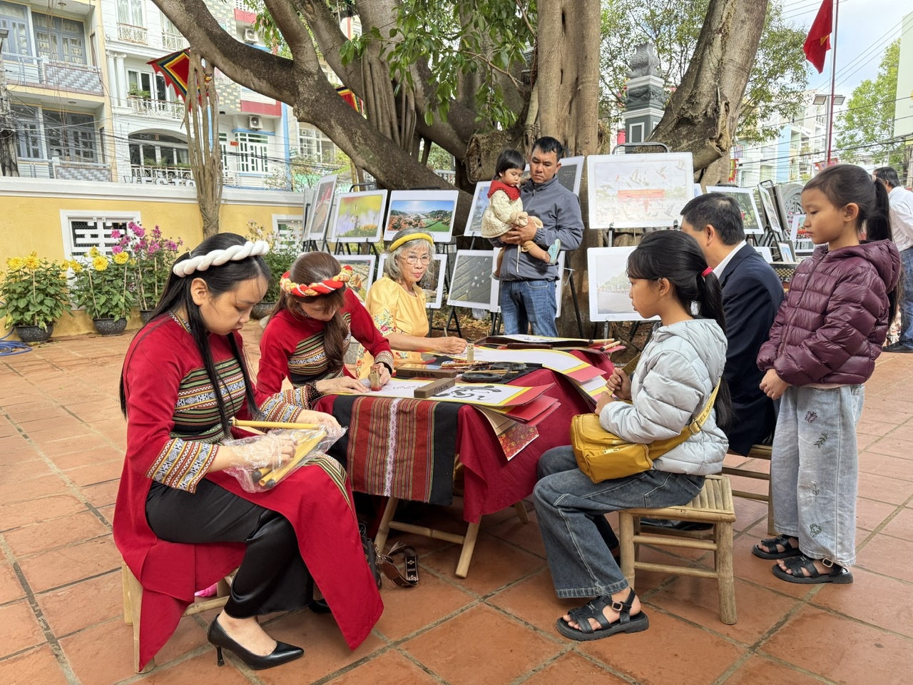 Triển lãm thu hút đông đảo người tham gia. (Ảnh Lê Hường)