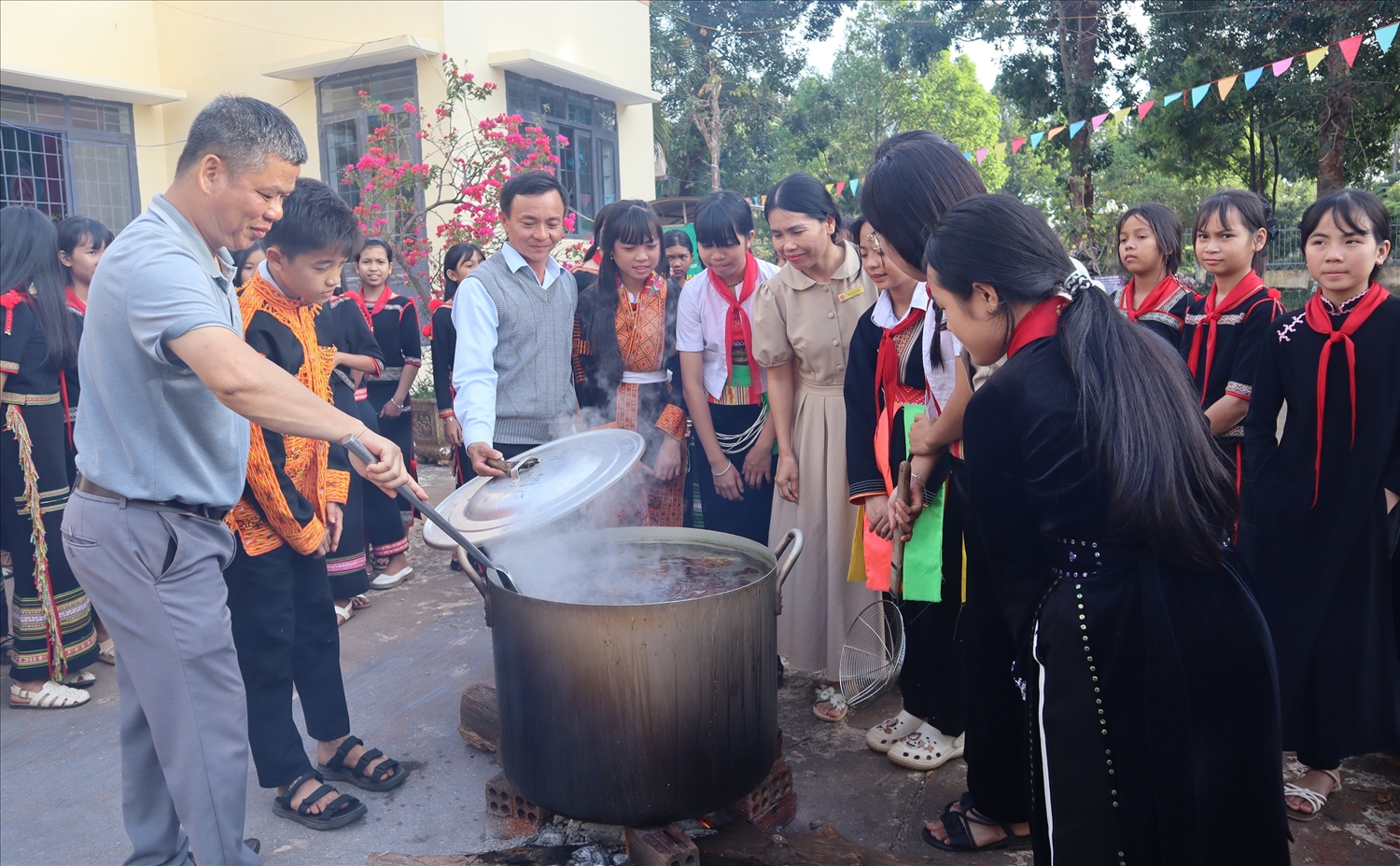 Thầy cô giáo và học sinh cùng trải nghiệm luộc bánh chưng giữa sân trường