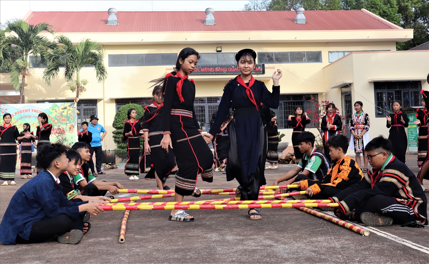Học sinh các dân tộc nắm tay nhau múa sạp