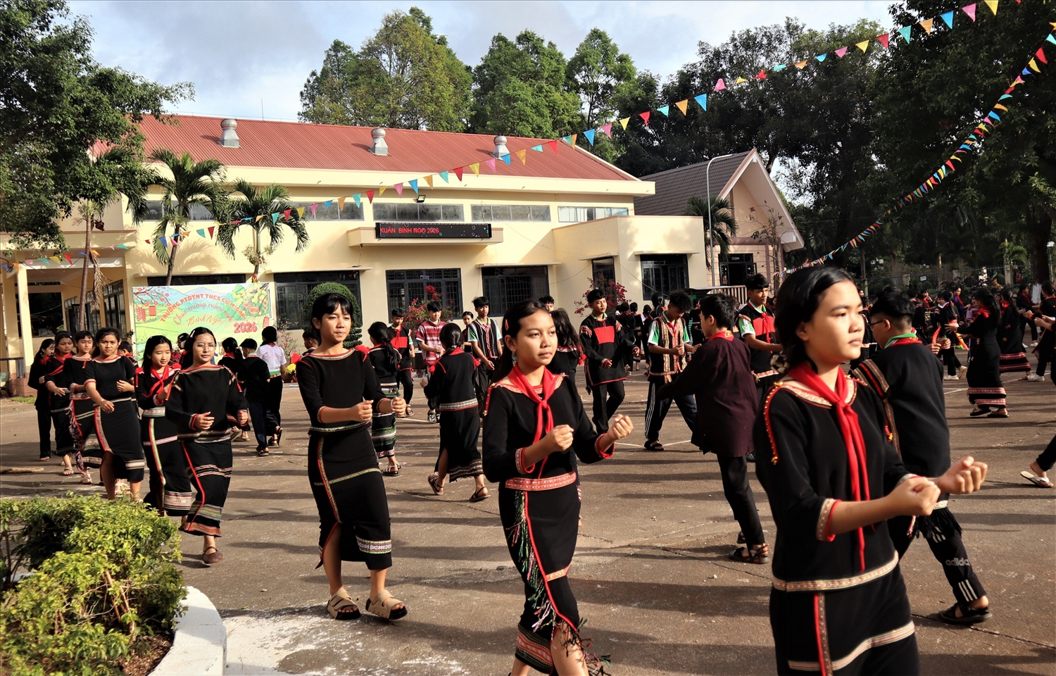 Các em học sinh dân tộc Ê Đê say trong nhịp xoang truyền thống