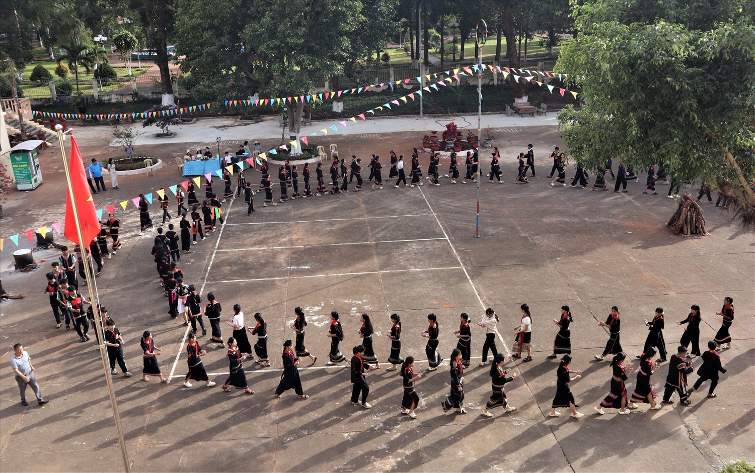 Tất cả học sinh của 13 dân tộc trong vòng xoang đoàn kết