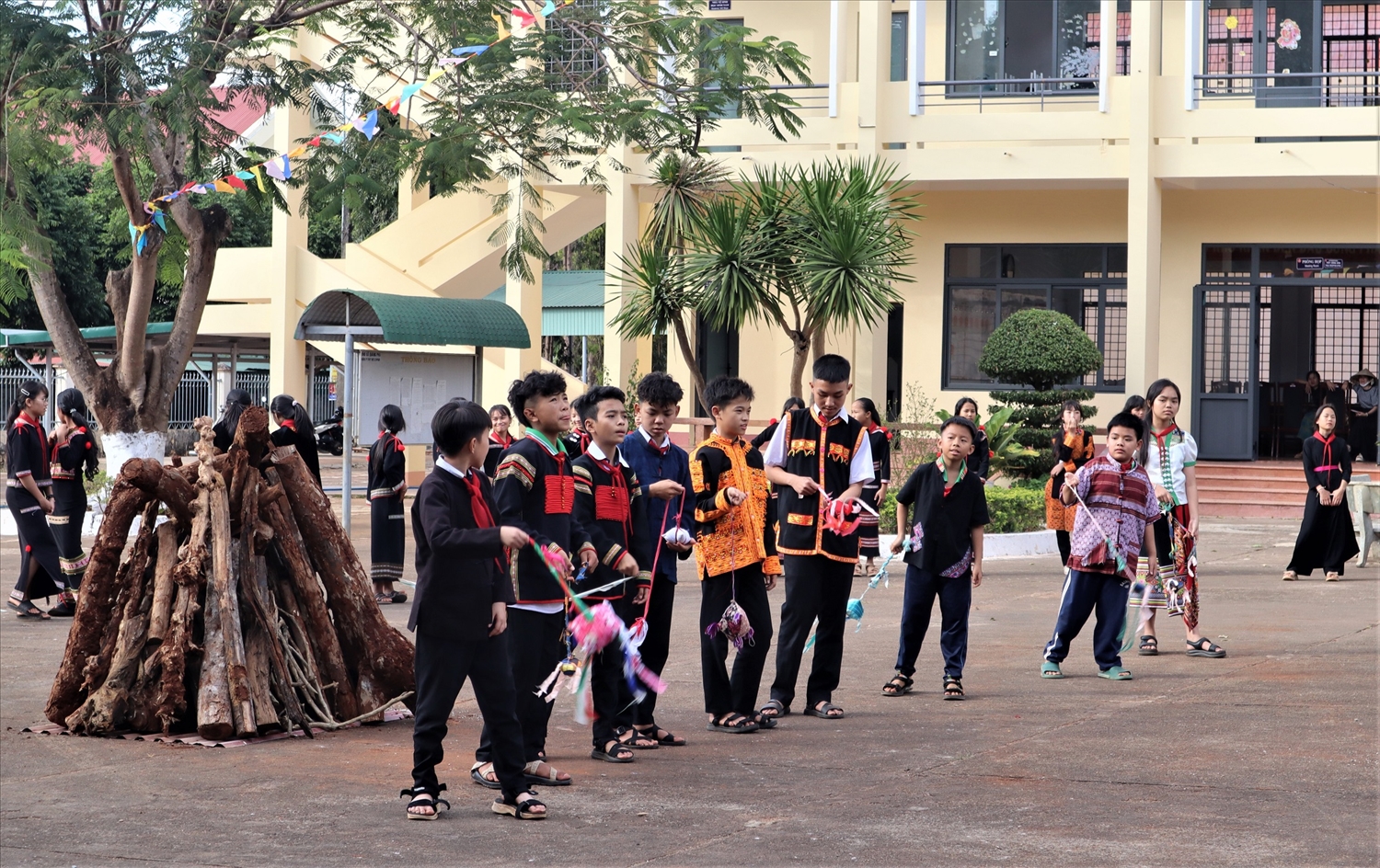 Các em học sinh thích thú trải nghiệm trò chơi ném còn