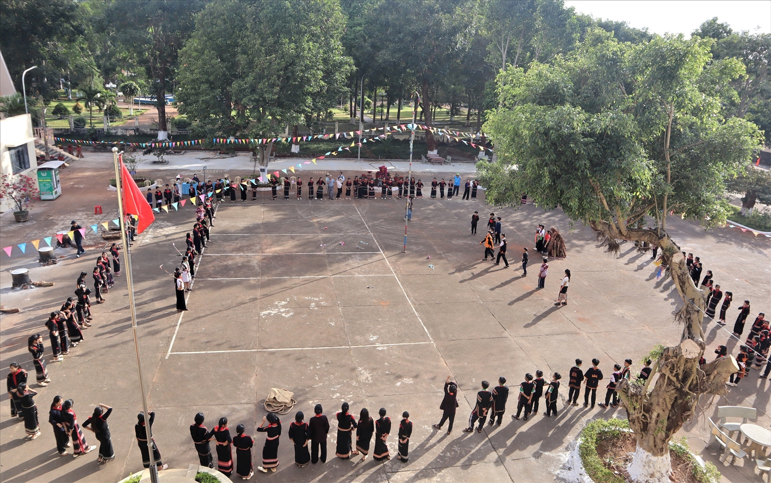 Trò chơi dân gian không chỉ tạo tiếng cười mà còn là sợi dây gắn kết, giúp các em hiểu và trân trọng nét đẹp truyền thống