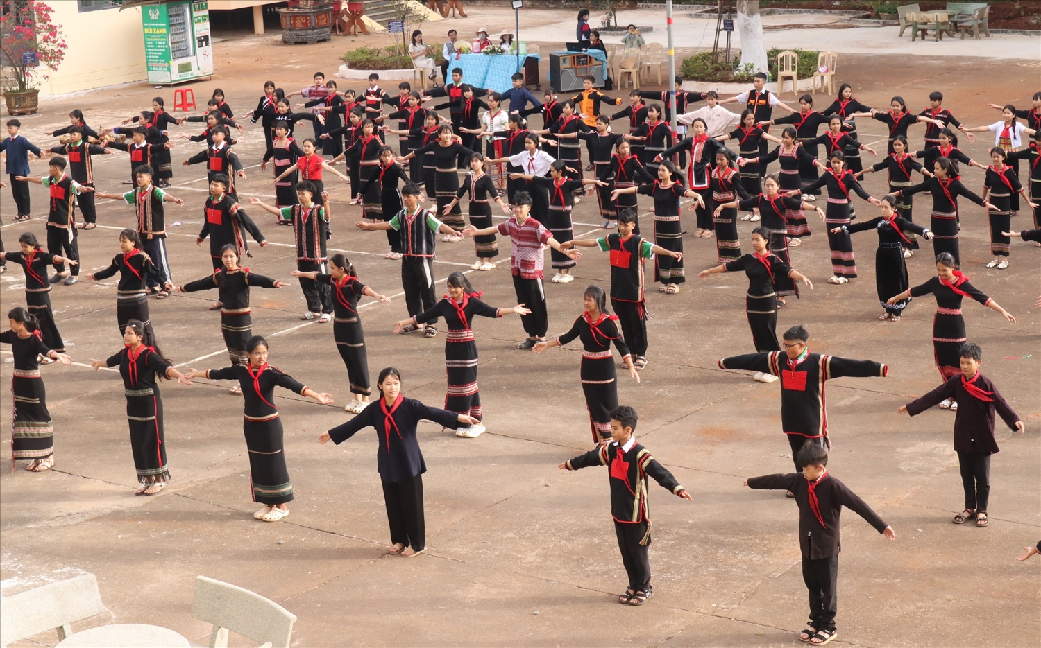 Bên cạnh múa sạp, múa xoang, các em học sinh còn thể hiện vũ điệu cha cha cha, thế võ Vovinam hiện đại