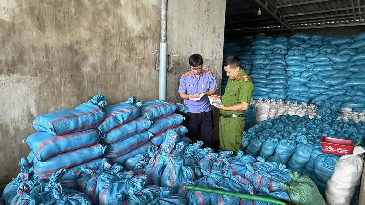 Lực lượng chức năng kiểm tra phát hiện hàng tấn muối I ốt giả