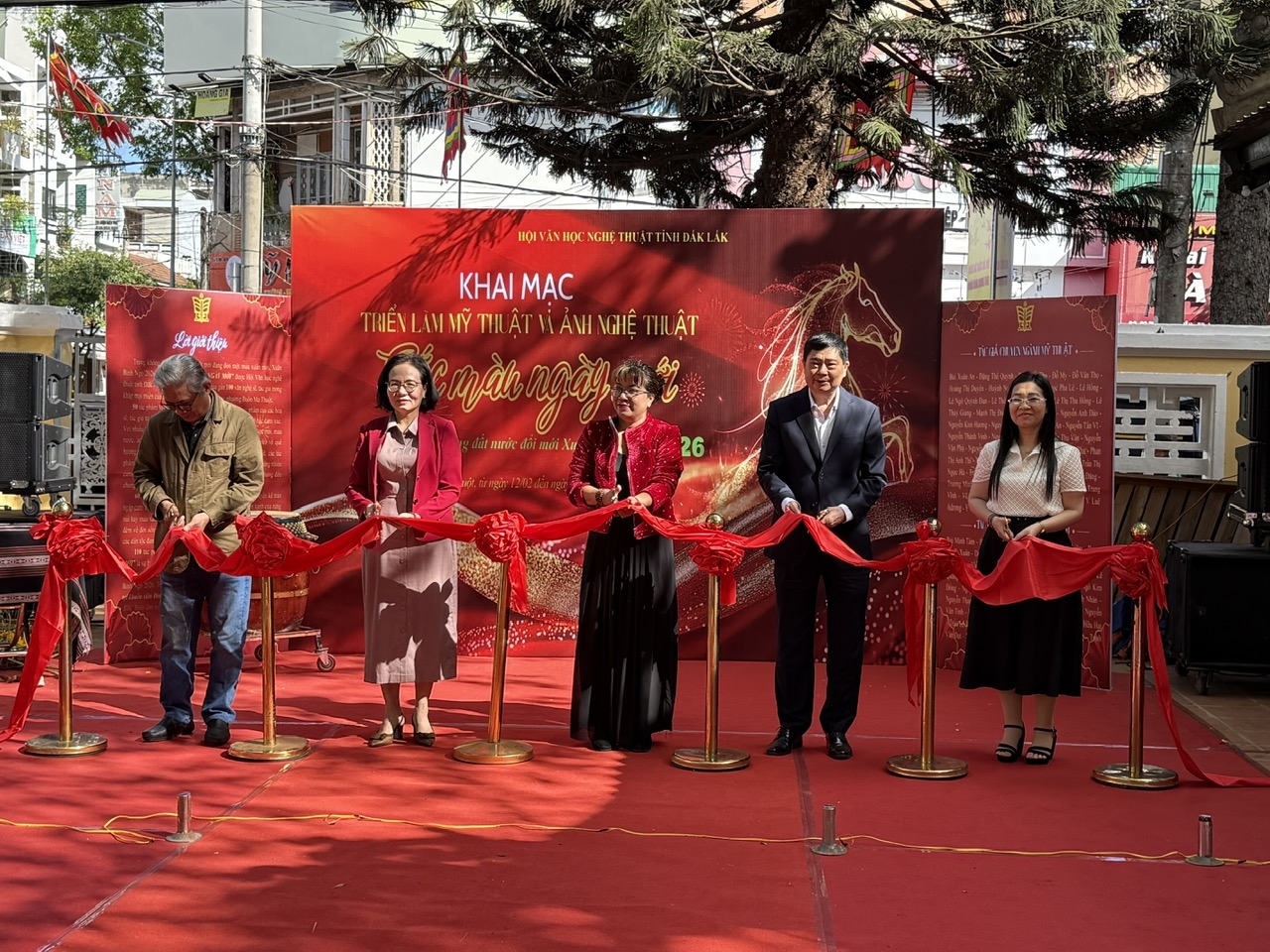 Đắk Lắk khai mạc triển lãm sắc màu ngày mới. (Ảnh Lê Hường)