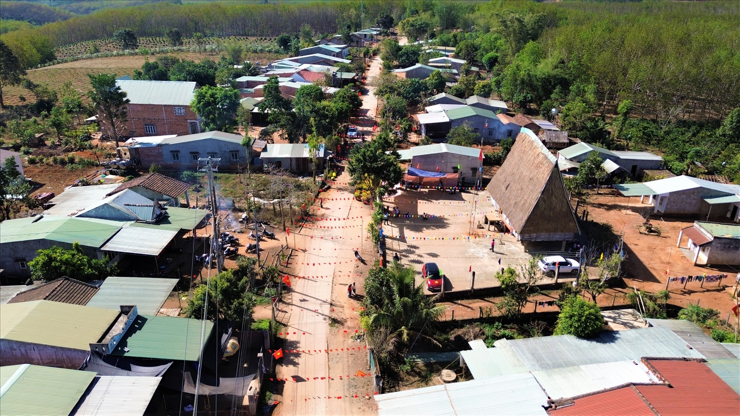 Hưởng ứng Cuộc thi Xuân về khắp thôn – Tết đẹp từng ngõ, đồng bào Xơ Đăng ở thôn Kon Gu 2, xã Ngọk Réo đã chung tay trang trí cờ, hoa dọc theo tuyến đường liên thôn. (Ảnh: Ngọc Chí)