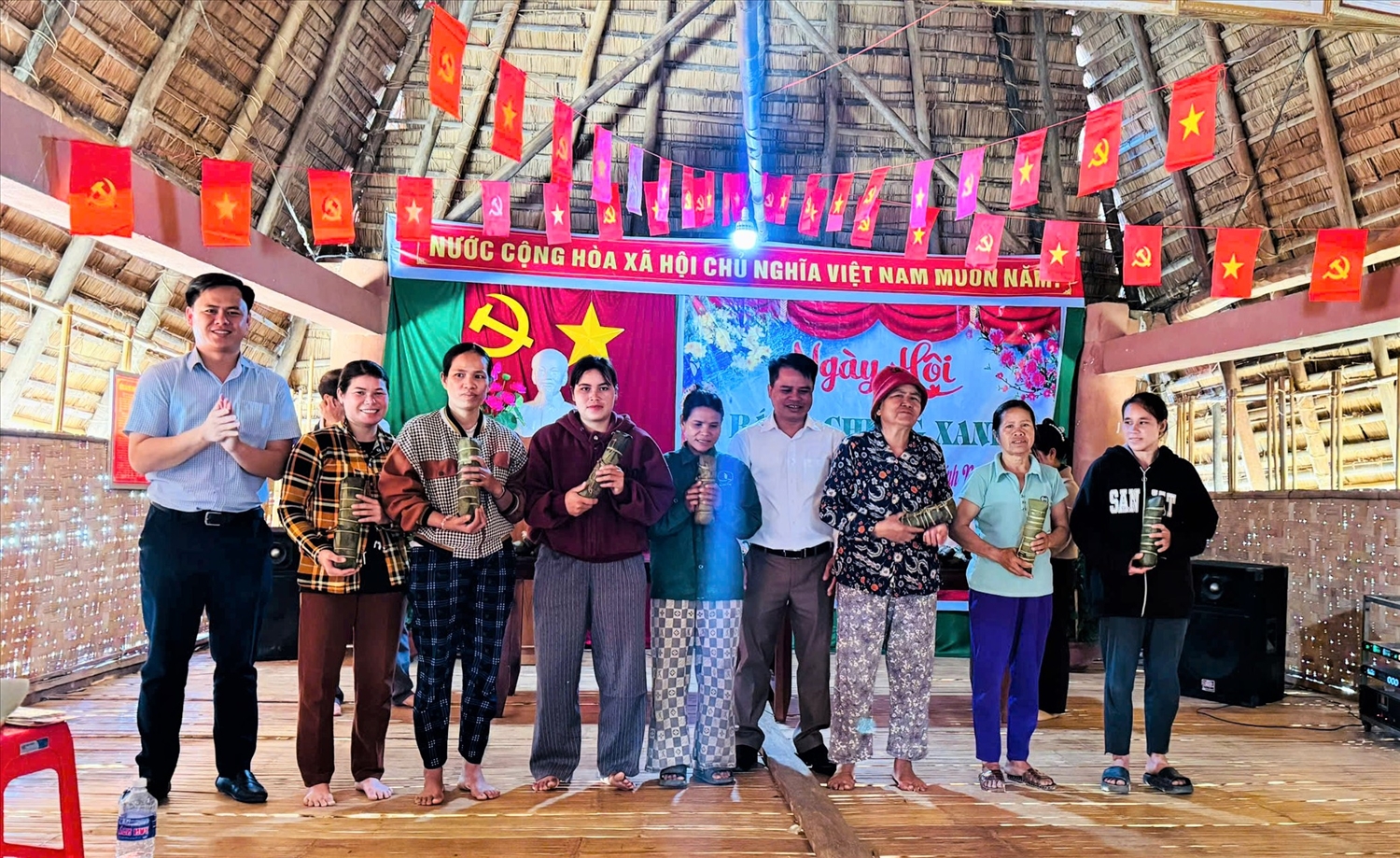 Lãnh đạo xã Ngọk Réo dự Ngày hội bánh chưng xanh cùng với Nhân dân thôn Kon Krơk. (Ảnh: Ngọc Chí)