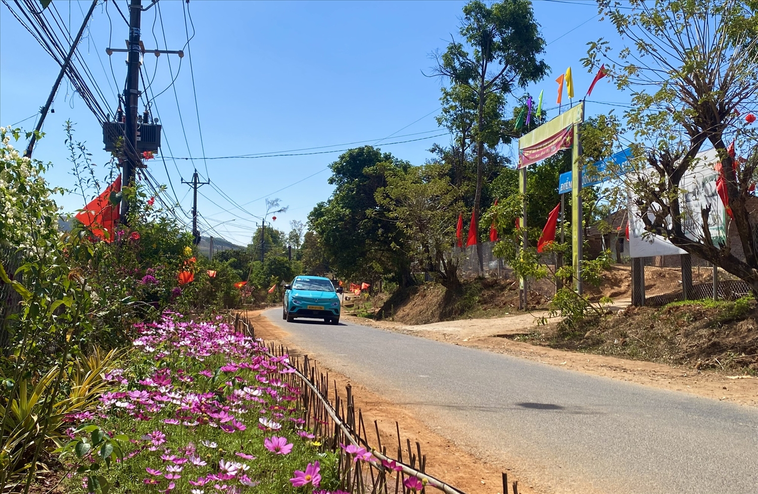 Người dân xã Ngọk Réo trồng hoa, tạo cảnh quan đón Tết. (Ảnh: Ngọc Chí)