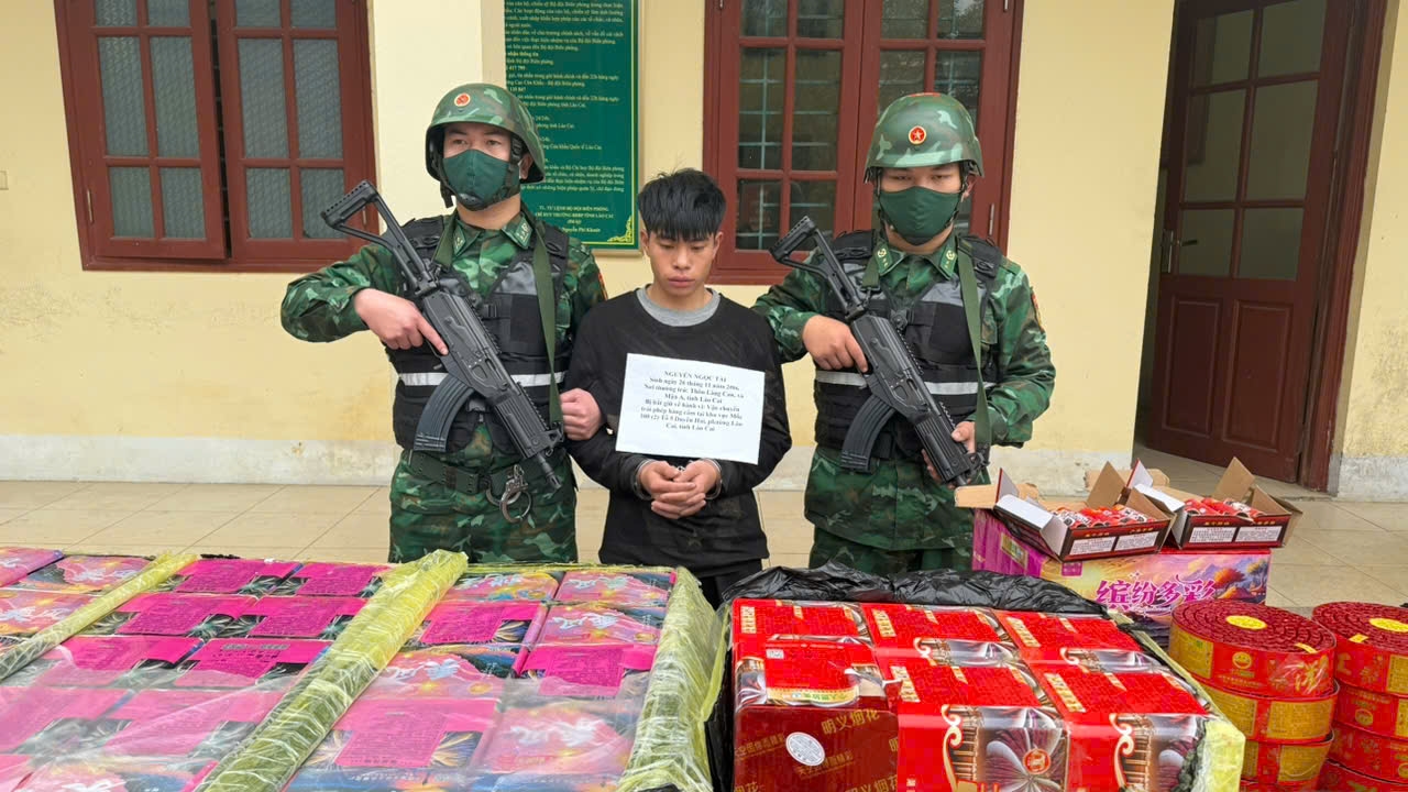 Đối tượng Tài và số pháo bị bắt giữ (ảnh Trọng Bảo)