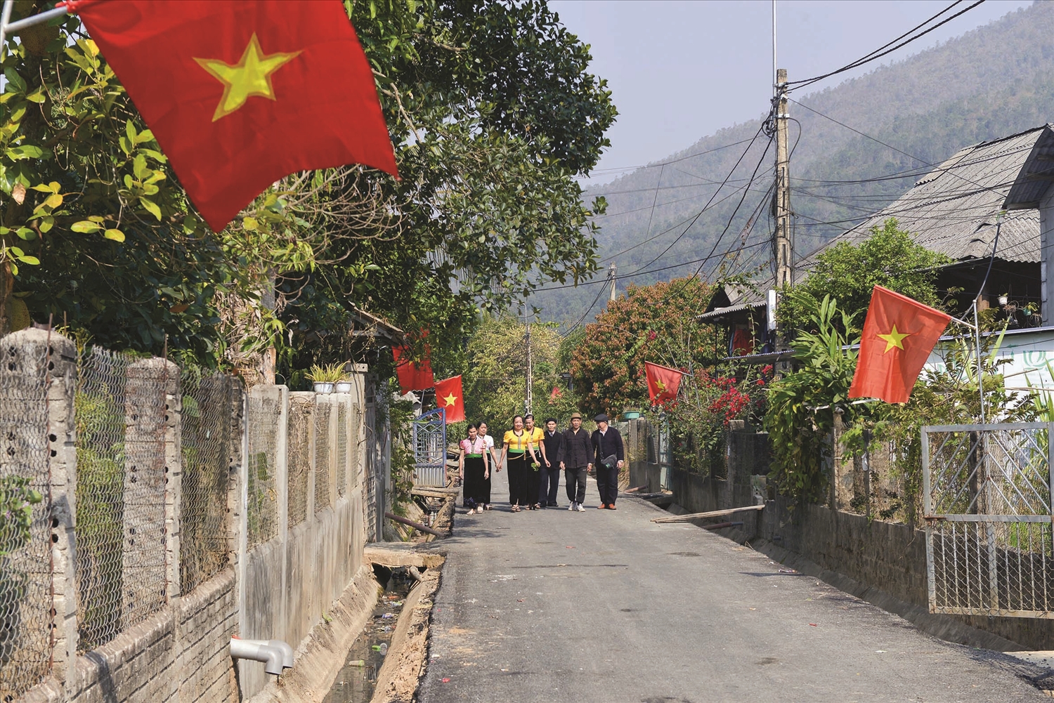 Nông thôn mới của đồng bào Thái ở Phong Thổ, Lai Châu. Ảnh Hà Minh Hưng