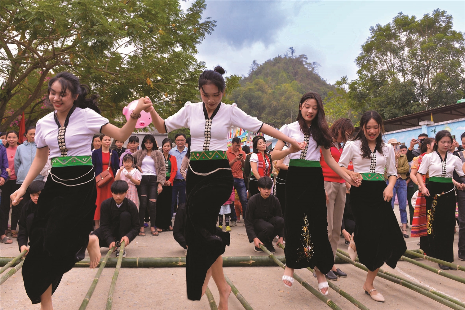 Múa sạp ngày Xuân. Ảnh Hà Minh Hưng