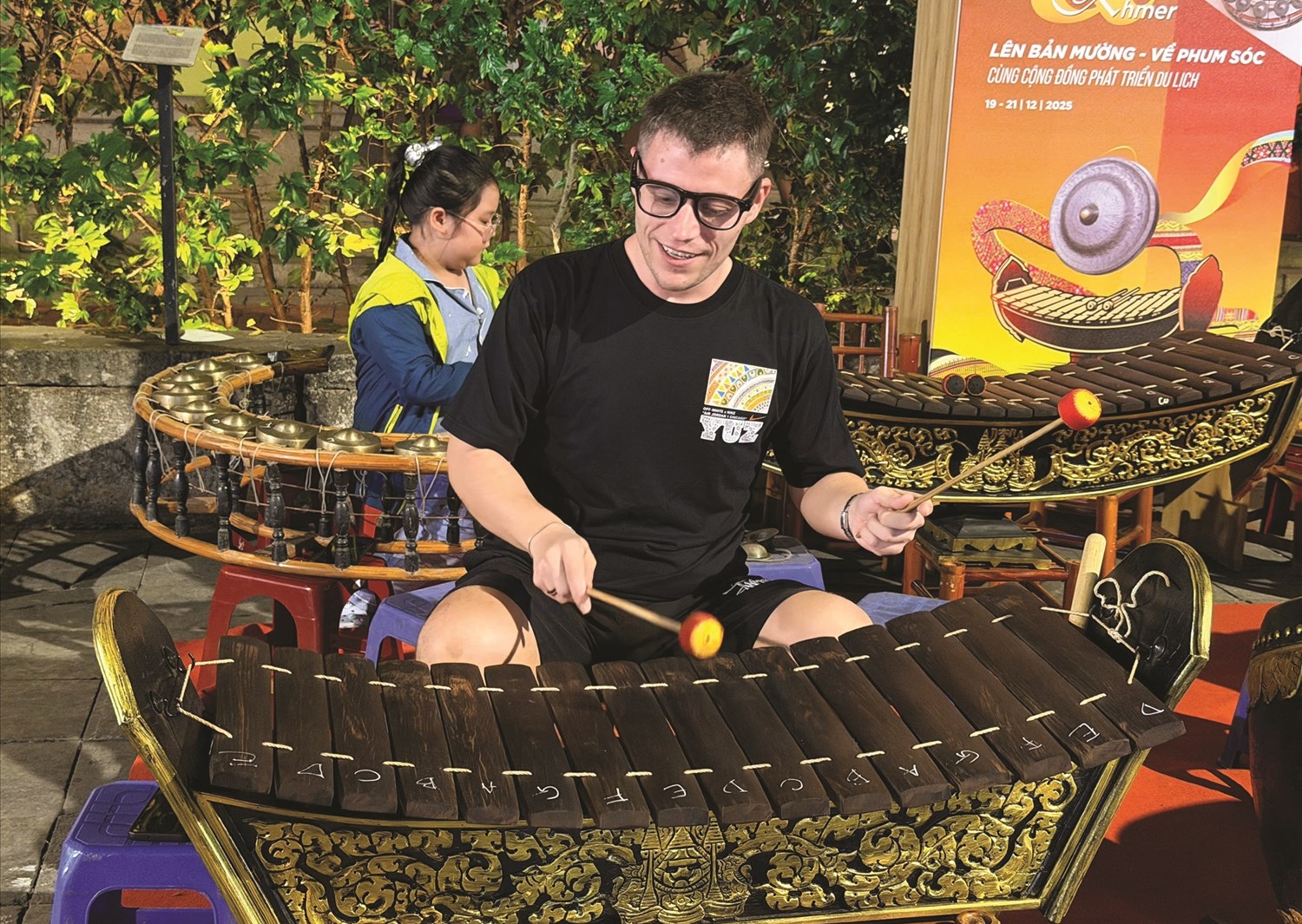 Du khách quốc tế trải nghiệm, tìm hiểu về nhạc Ngũ âm Khmer
