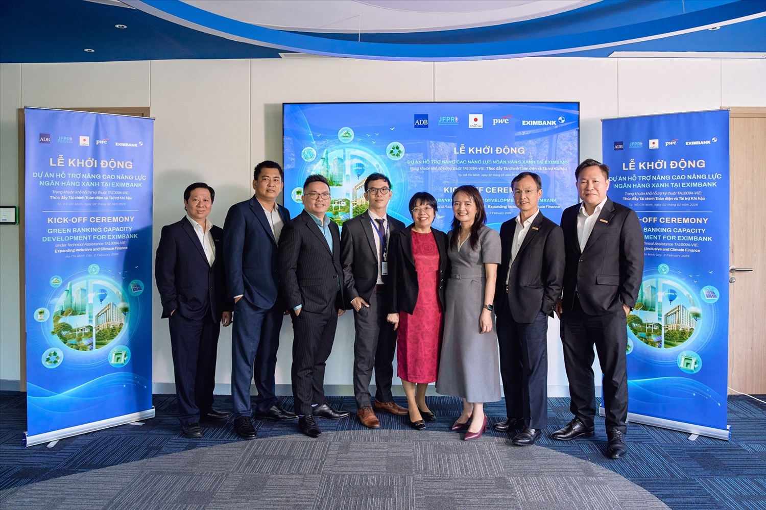 Đại diện Ban lãnh đạo Eximbank chụp hình lưu niệm cùng các đối tác tại chương trình