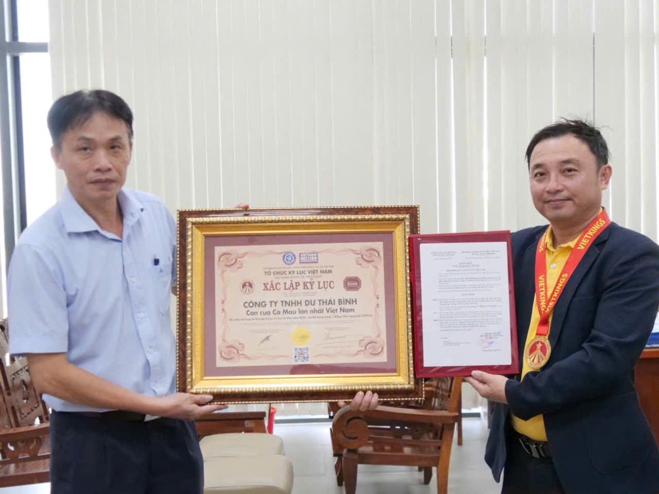 Trao quyết định xác lập kỷ lục “Con cua Cà Mau lớn nhất Việt Nam” cho Công ty TNHH Dư Thái Bình