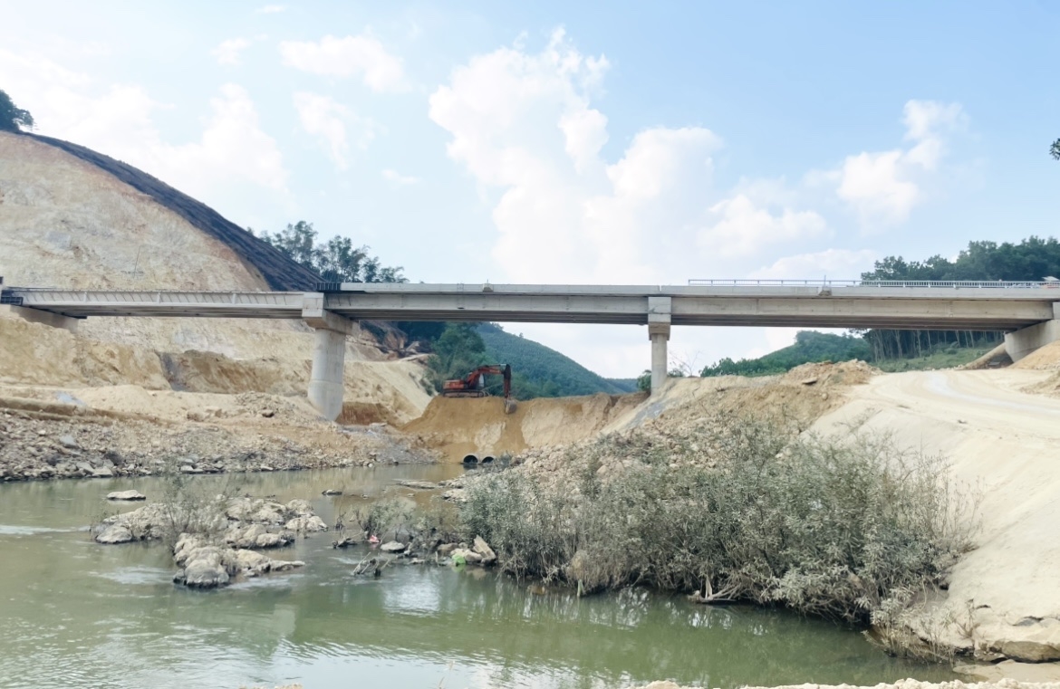 Cầu Cửa Dụ đang được hoàn thiện, kỳ vọng chấm dứt cảnh chia cắt, cô lập của người dân xã mỗi mùa mưa lũ.