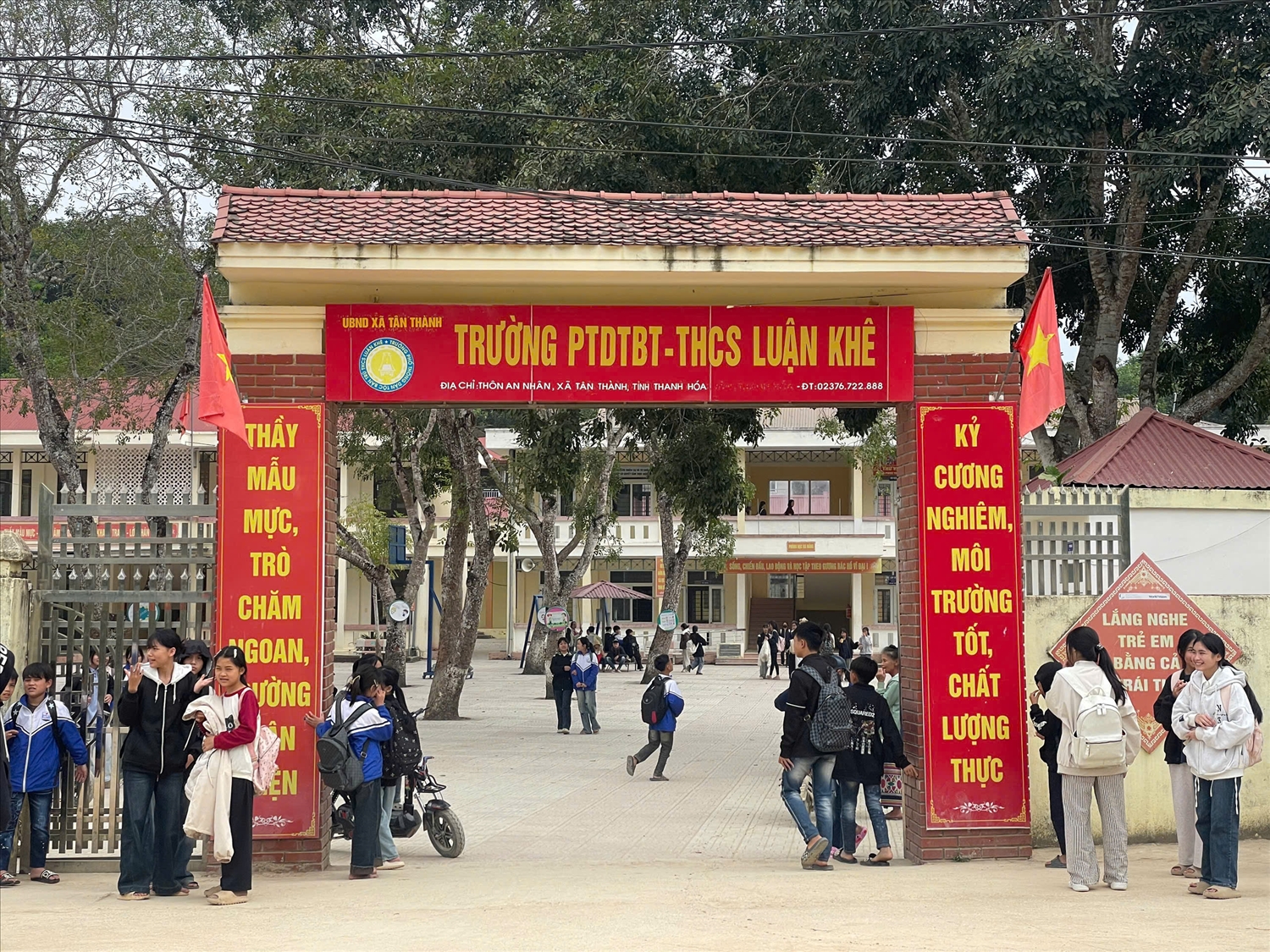 Học sinh Trường PTDTBT-THCS Luận Khê đã được thụ hưởng đầy đủ chính sách giáo dục, vững bước đến trường.