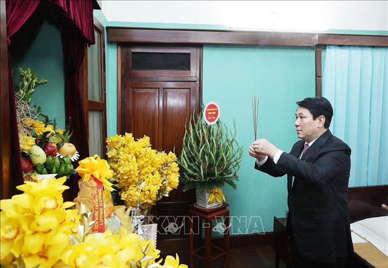 Chủ tịch nước Lương Cường dâng hương tưởng nhớ Chủ tịch Hồ Chí Minh tại Nhà 67, Khu Di tích Chủ tịch Hồ Chí Minh trong Phủ Chủ tịch