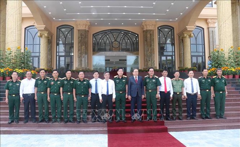 Chủ tịch Quốc hội Trần Thanh Mẫn cùng đoàn công tác chụp ảnh lưu niệm với lãnh đạo Bộ Tư lệnh Quân khu 9 - Ảnh: TTXVN