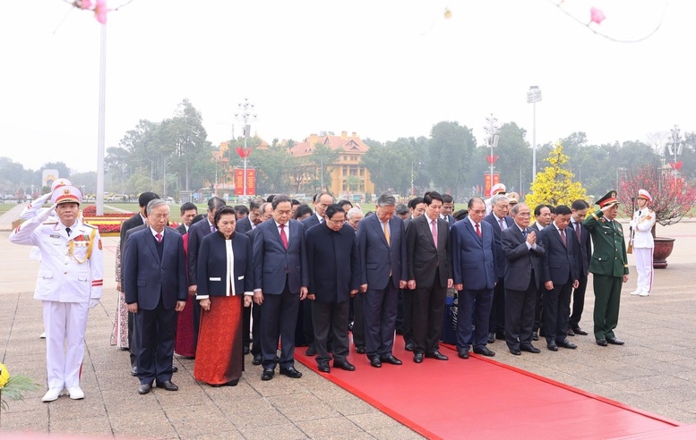 Đoàn đại biểu thành kính tưởng nhớ công lao to lớn của Chủ tịch Hồ Chí Minh, Lãnh tụ vĩ đại, người thầy kính yêu của Đảng và dân tộc ta - Ảnh: VGP/Nhật Bắc