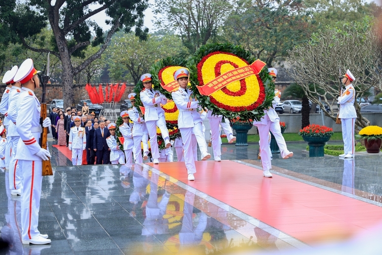 Lãnh đạo Đảng, Nhà nước đặt vòng hoa và dâng hương tưởng niệm các Anh hùng Liệt sĩ tại Đài tưởng niệm các Anh hùng Liệt sĩ, đường Bắc Sơn, Hà Nội - Ảnh: VGP/Nhật Bắc