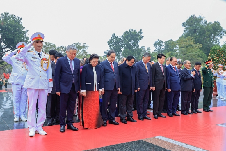 Đoàn đại biểu nghiêng mình tưởng nhớ những người con ưu tú của dân tộc đã không tiếc xương máu, dũng cảm chiến đấu, hy sinh vì sự nghiệp đấu tranh giải phóng dân tộc, vì nền độc lập tự do của Tổ quốc, vì hạnh phúc của nhân dân - Ảnh: VGP/Nhật Bắc