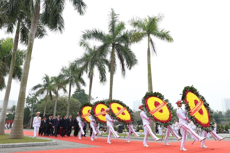 Các đồng chí lãnh đạo Đảng, Nhà nước, nguyên lãnh đạo Đảng, Nhà nước đã đến đặt vòng hoa, dâng hương kính viếng các vị tiền bối cách mạng và các Anh hùng Liệt sĩ tại Nghĩa trang Mai Dịch - Hà Nội - Ảnh: VGP/Nhật Bắc