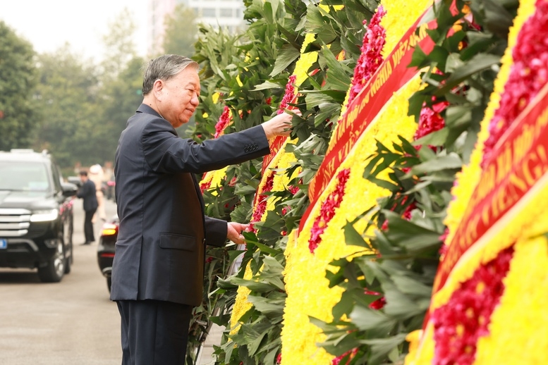 Tổng Bí thư Tô Lâm đặt vòng hoa, dâng hương kính viếng các vị tiền bối cách mạng và các Anh hùng Liệt sĩ tại Nghĩa trang Mai Dịch - Hà Nội - Ảnh: VGP/Nhật Bắc