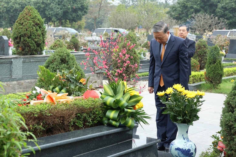 Tổng Bí thư Tô Lâm đặt vòng hoa, dâng hương kính viếng các vị tiền bối cách mạng và các Anh hùng Liệt sĩ tại Nghĩa trang Mai Dịch - Hà Nội - Ảnh: VGP/Nhật Bắc