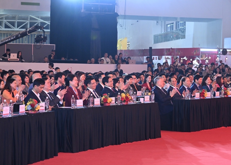 Thủ tướng Phạm Minh Chính và các đại biểu tại lễ bế mạc Hội chợ mùa Xuân lần thứ nhất năm 2026 - Ảnh: VGP/Nhật Bắc