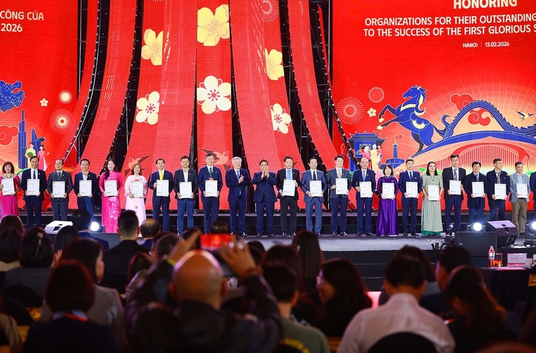 Thủ tướng Phạm Minh Chính và Phó Thủ tướng Thường trực Chính phủ Nguyễn Hòa Bình trao giấy chứng nhận của Ban Tổ chức Hội chợ vinh danh các đơn vị, tổ chức, doanh nghiệp đã có những đóng góp quan trọng, góp phần tạo nên dấu ấn và thành công của sự kiện - Ảnh: VGP/Nhật Bắc