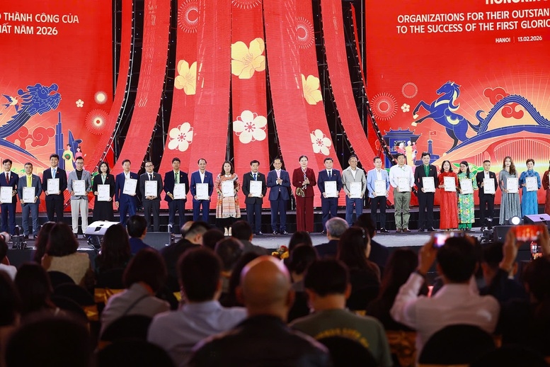 Phó Thủ tướng Chính phủ Bùi Thanh Sơn trao giấy chứng nhận của Ban Tổ chức Hội chợ vinh danh các đơn vị, tổ chức, doanh nghiệp đã có những đóng góp quan trọng, góp phần tạo nên dấu ấn và thành công của sự kiện - Ảnh: VGP/Nhật Bắc